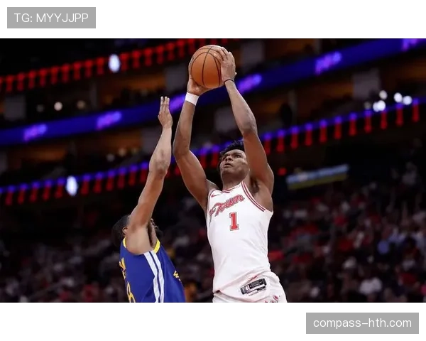 米卡尔·布里奇斯无球跑动创造空位，三分命中率显著提升拉开火箭防线