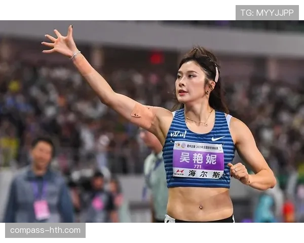 吴艳妮赛前涂指甲油的样子，真的不像来比赛的