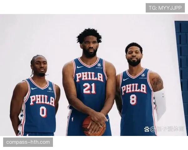 乔尔·恩比德拎两袋零食回家，司机开着比我整栋楼还贵的车等着